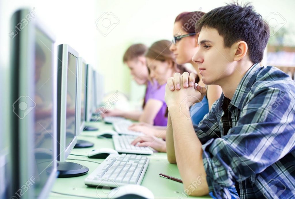 סטודנטים לומדים מול המחשב